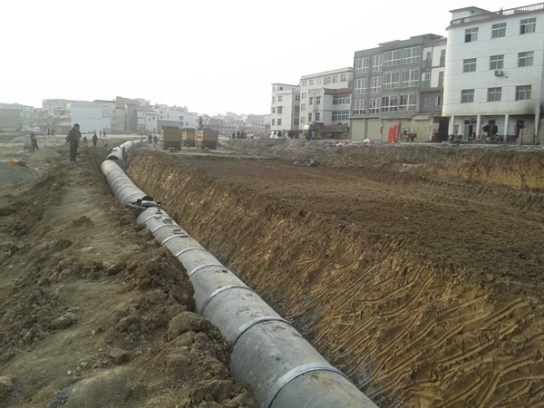 羊山新區新五大道建設施工中的排水管道