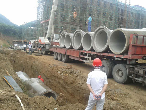羊山大道建設施工中的排水管道