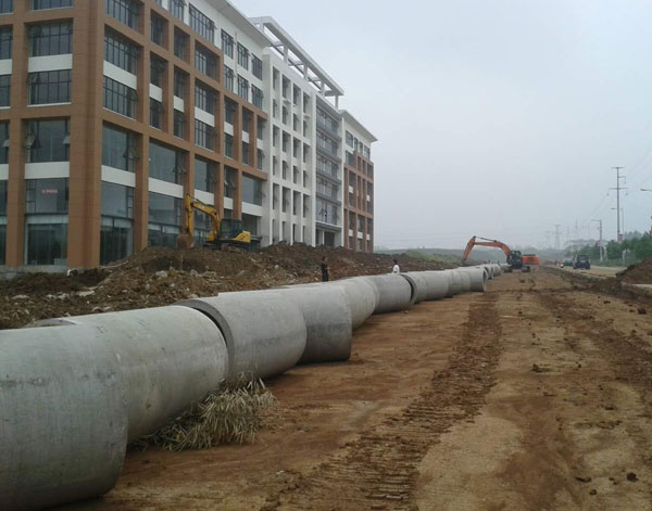 羊山新區國際茶城建設施工中的管道